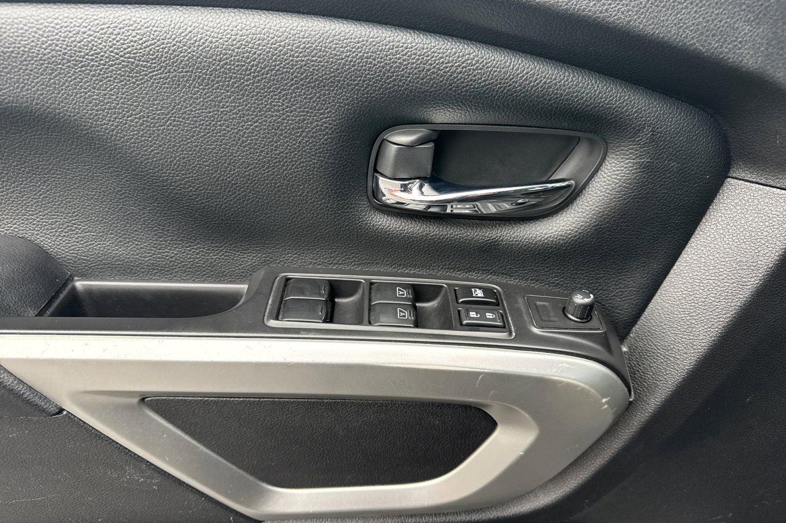 Used 2022 Nissan Titan SV w/ Accessory Utility Package image 10