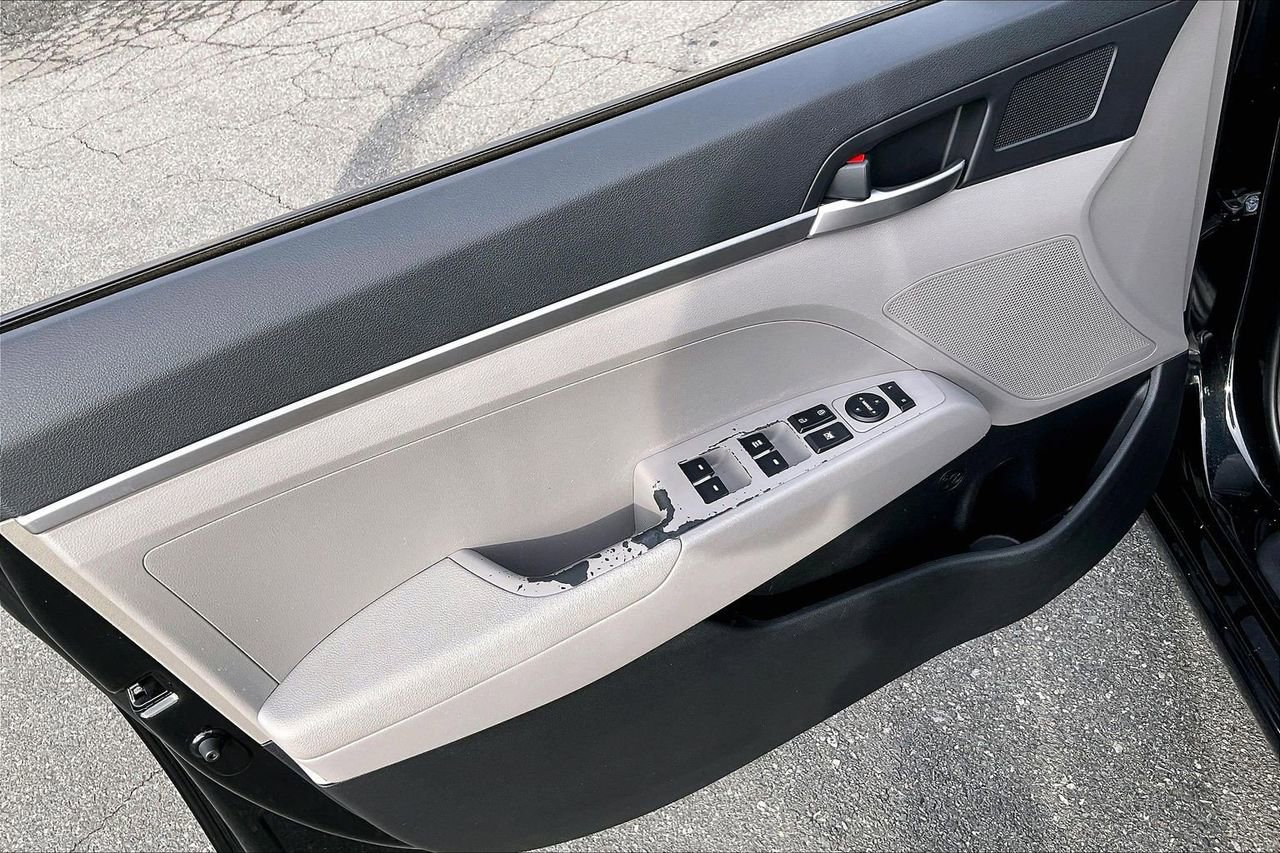 Used 2019 Hyundai Elantra SE image 25