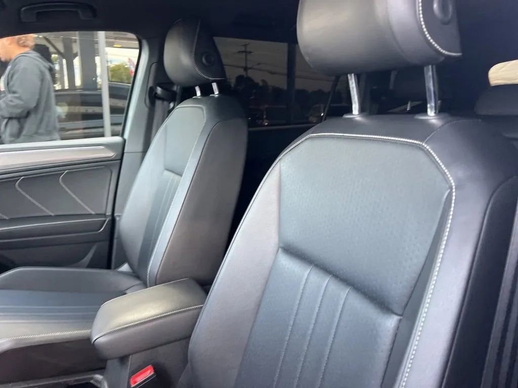 Used 2022 Volkswagen Tiguan SE R-Line image 33