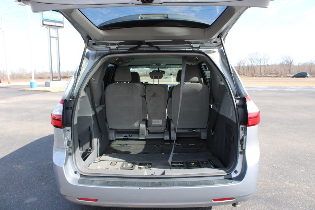 Used 2015 Toyota Sienna LE image 16