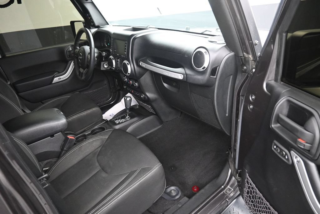 Used 2016 Jeep Wrangler Unlimited Sahara w/ Connectivity Group AWD/4WD image 10