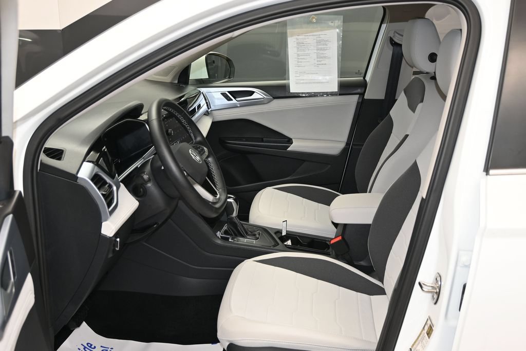 Used 2025 Volkswagen Taos SE FWD image 8