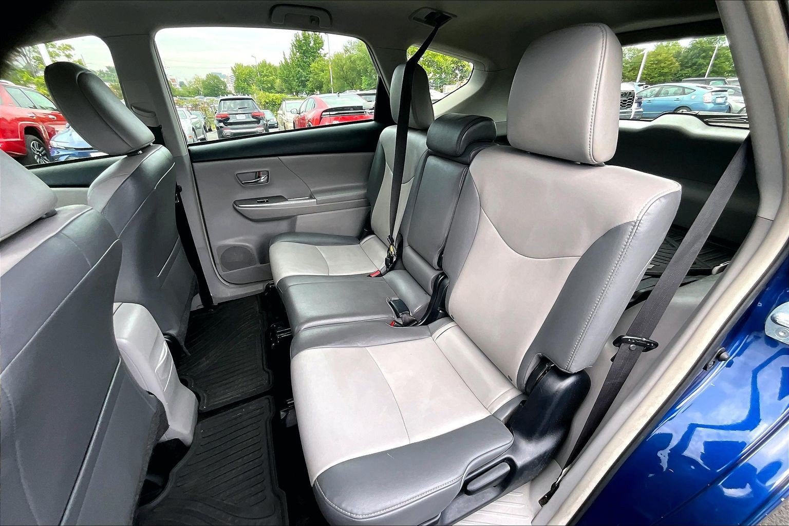 Used 2015 Toyota Prius V Four FWD image 23
