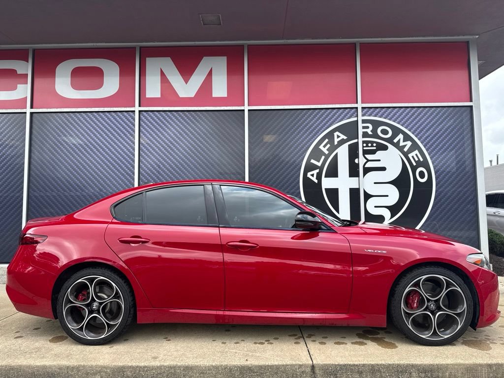 Used 2022 Alfa Romeo Giulia Veloce AWD/4WD image 4