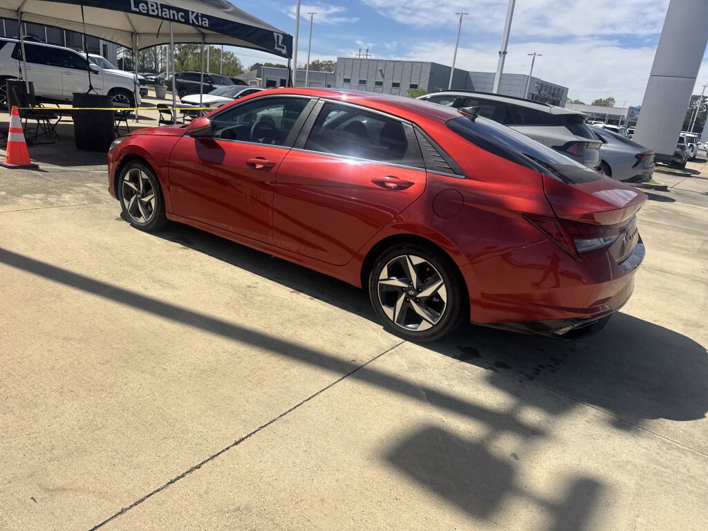 Used 2022 Hyundai Elantra Limited w/ Cargo Package image 18