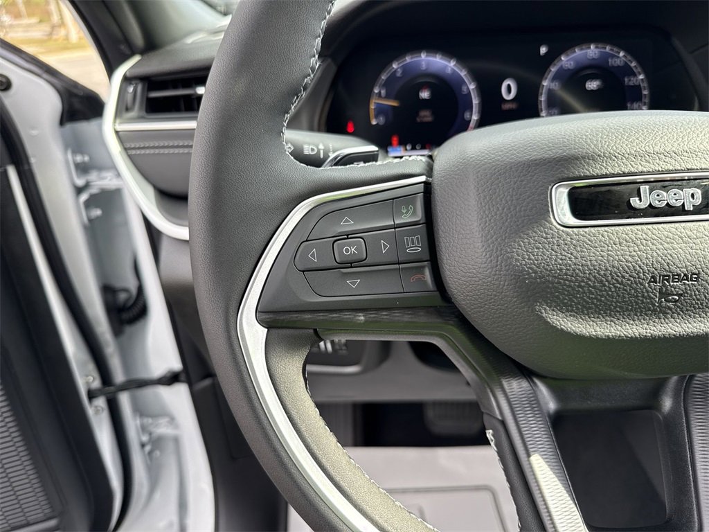 New 2025 Jeep Grand Cherokee Altitude image 14