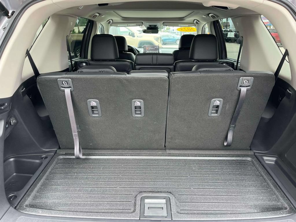 Used 2025 Honda Pilot Touring image 17