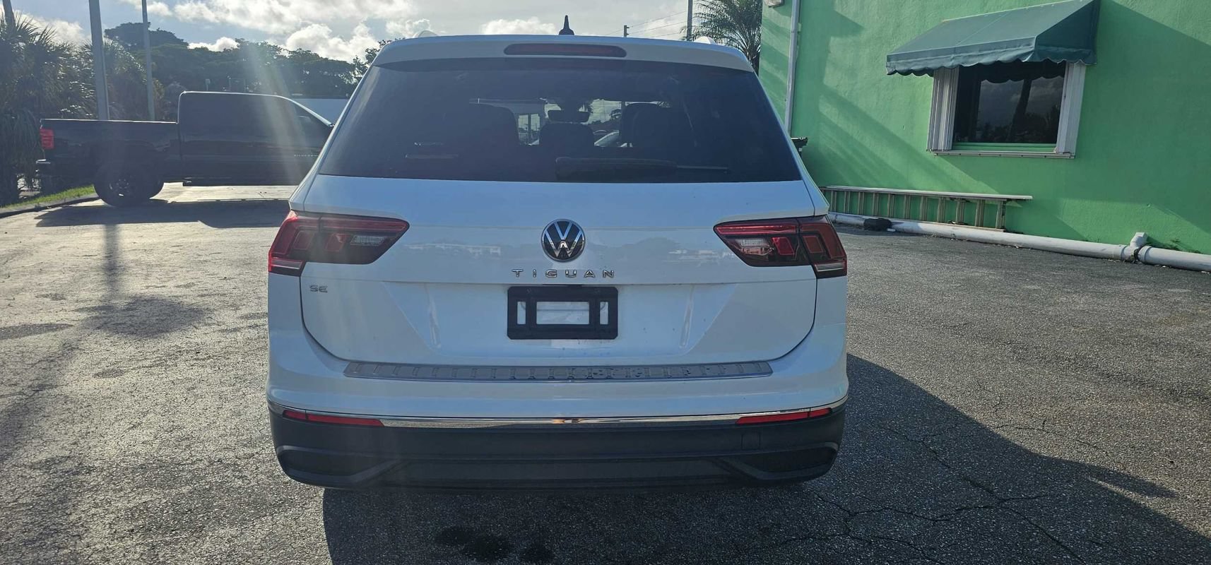 Used 2024 Volkswagen Tiguan SE w/ Panoramic Sunroof Package FWD image 4
