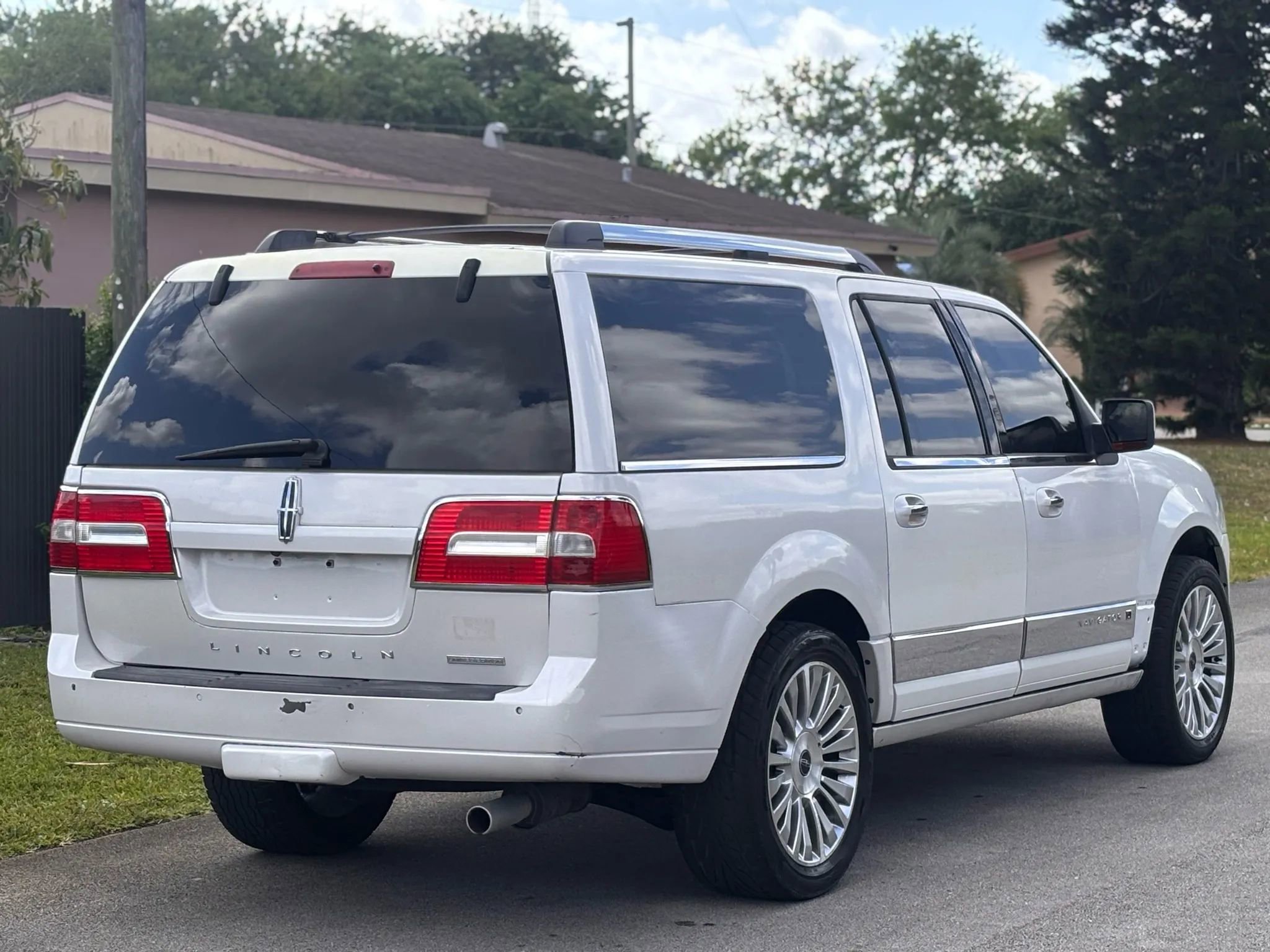 Used 2010 Lincoln Navigator L 4WD image 4