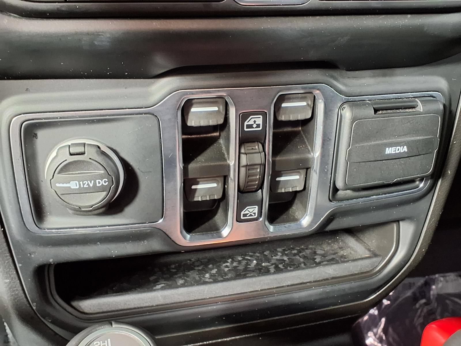 Used 2022 Jeep Wrangler Unlimited Sahara AWD/4WD image 26