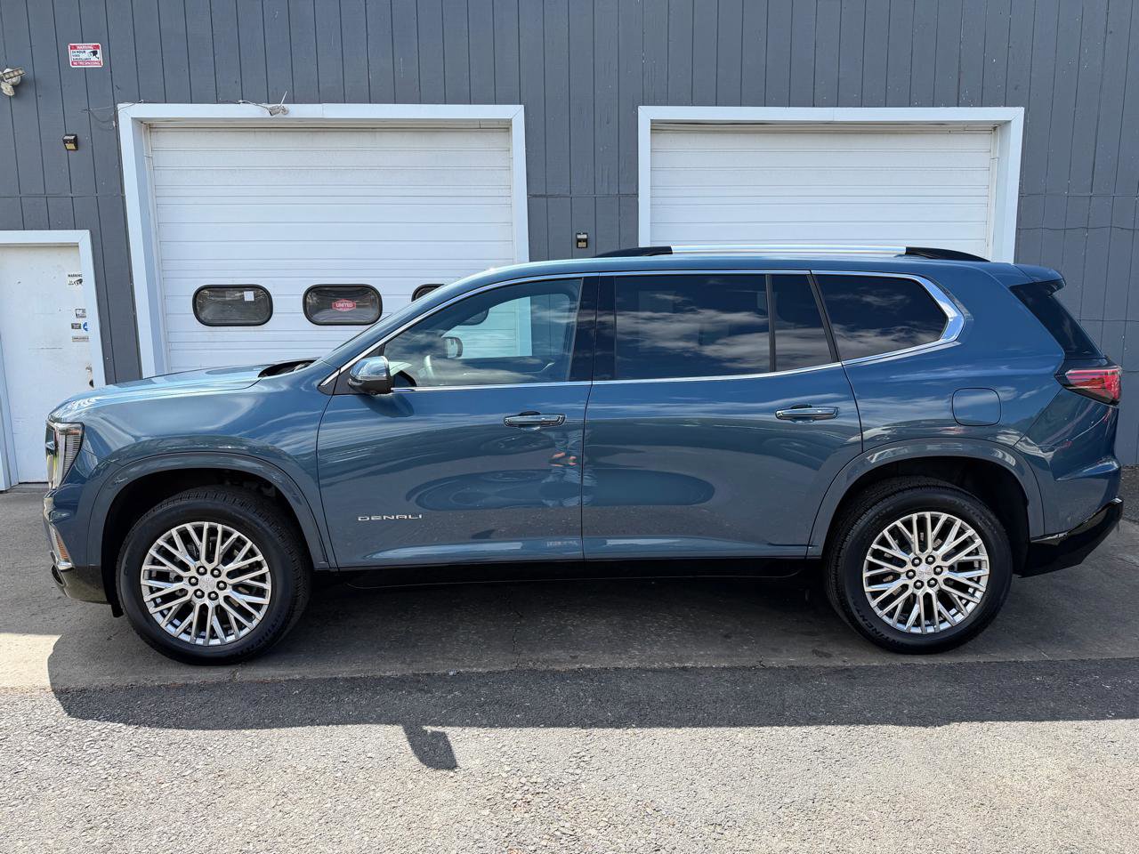 Used 2025 GMC Acadia Denali AWD/4WD image 7