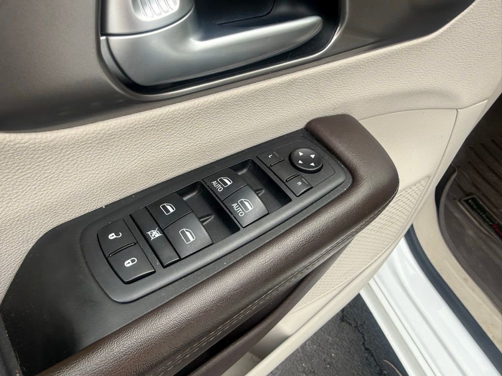 Used 2018 Chrysler Pacifica Touring-L image 11