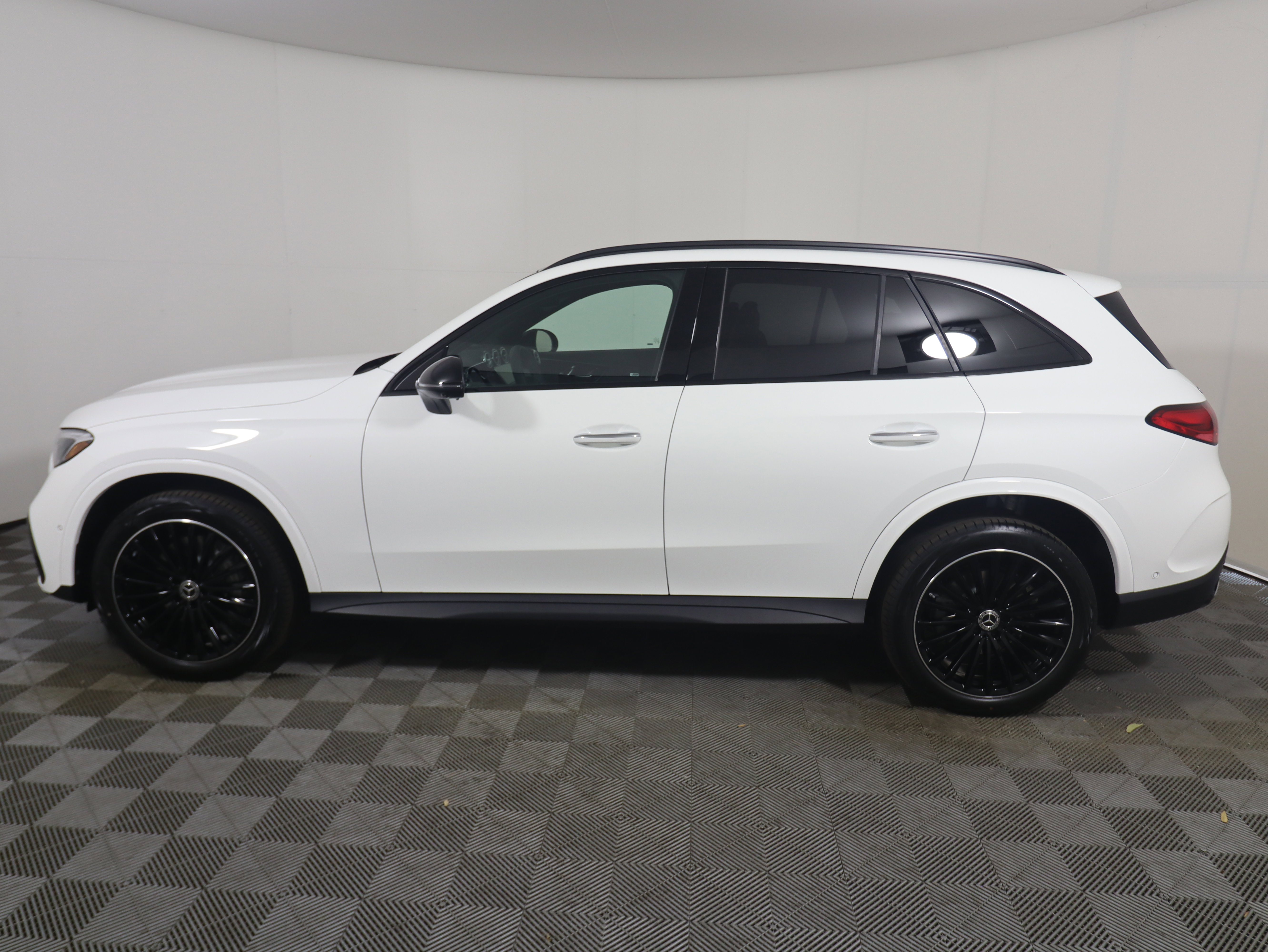 New 2026 Mercedes-Benz GLC 300 image 2