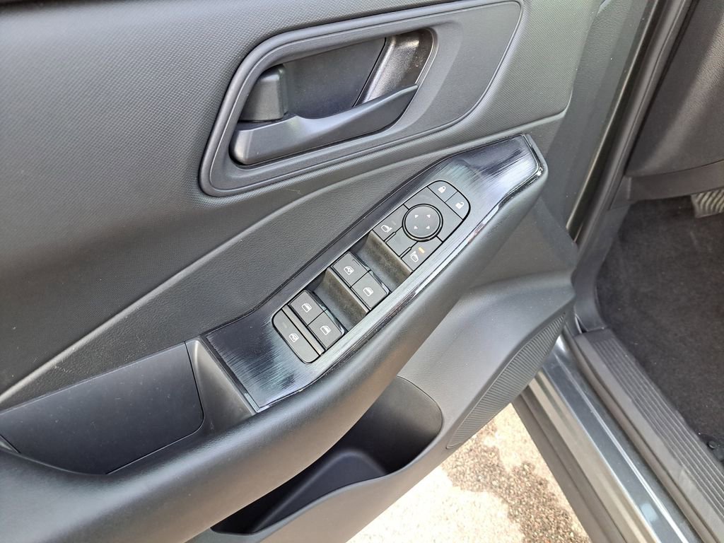 Used 2025 Nissan Rogue S image 16