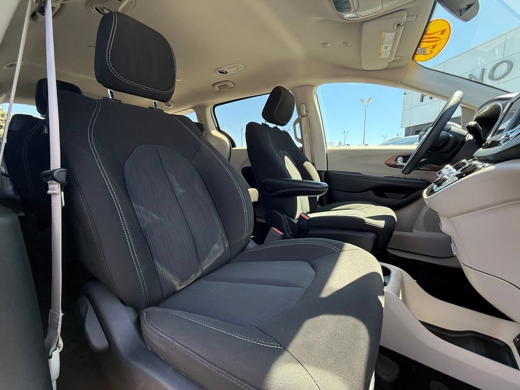 Used 2023 Chrysler Voyager LX FWD image 15