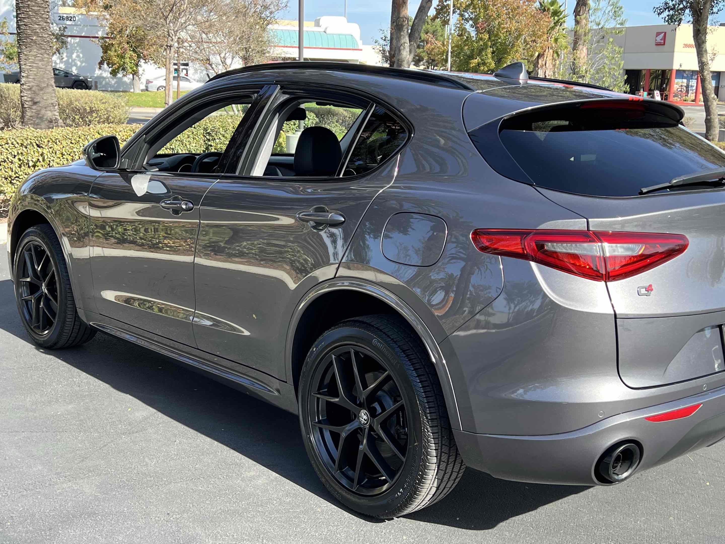 Used 2020 Alfa Romeo Stelvio Ti w/ Nero Edizione image 31