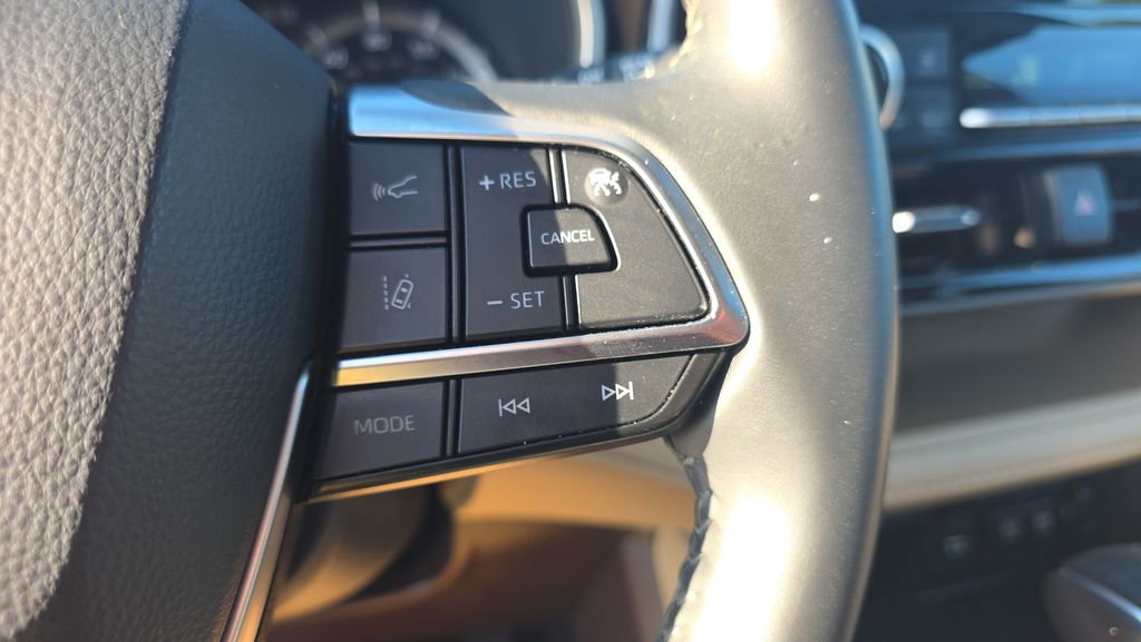 Used 2021 Toyota Highlander XLE FWD image 22