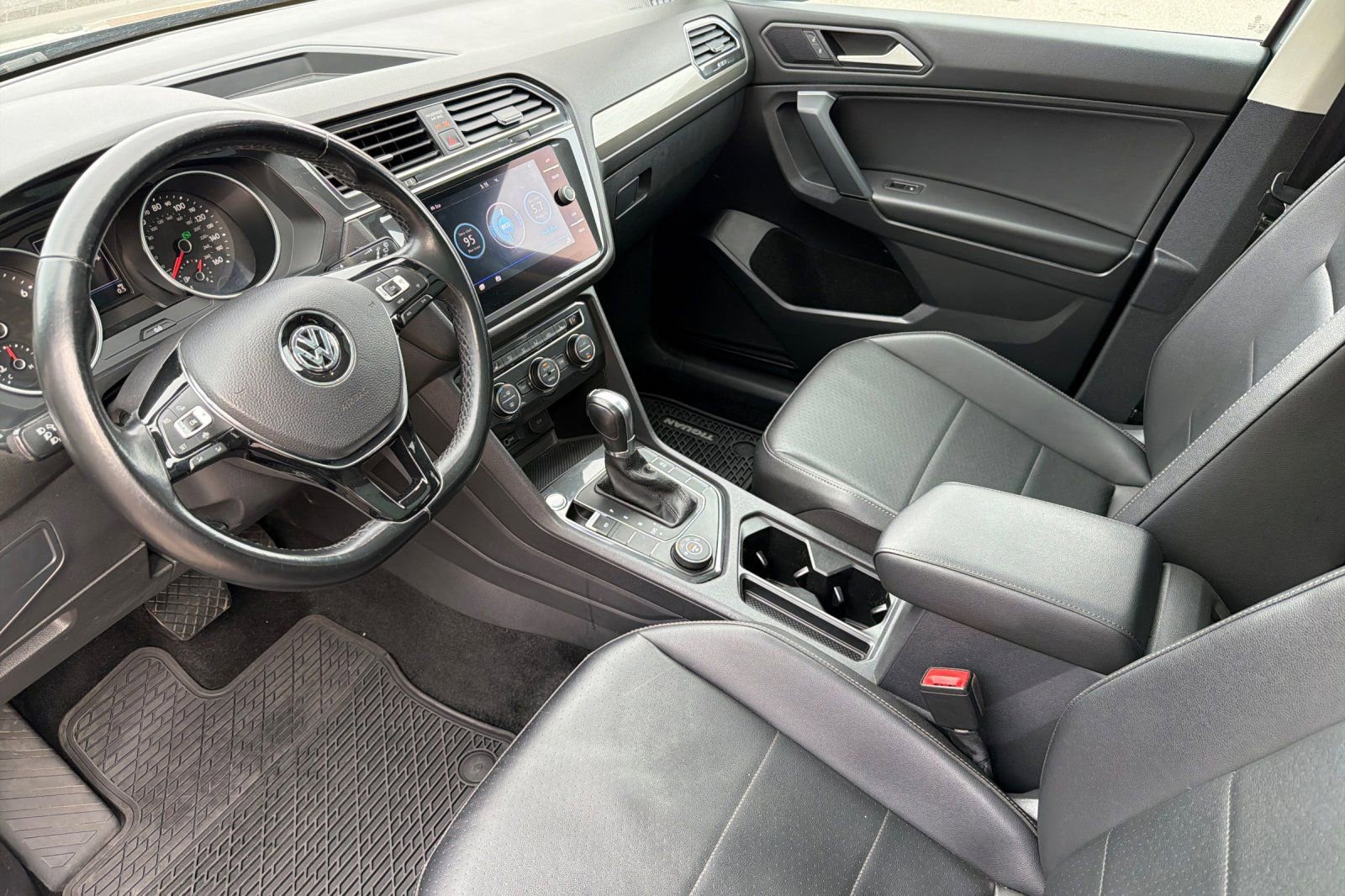 Used 2019 Volkswagen Tiguan SE w/ Panoramic Sunroof Package image 11