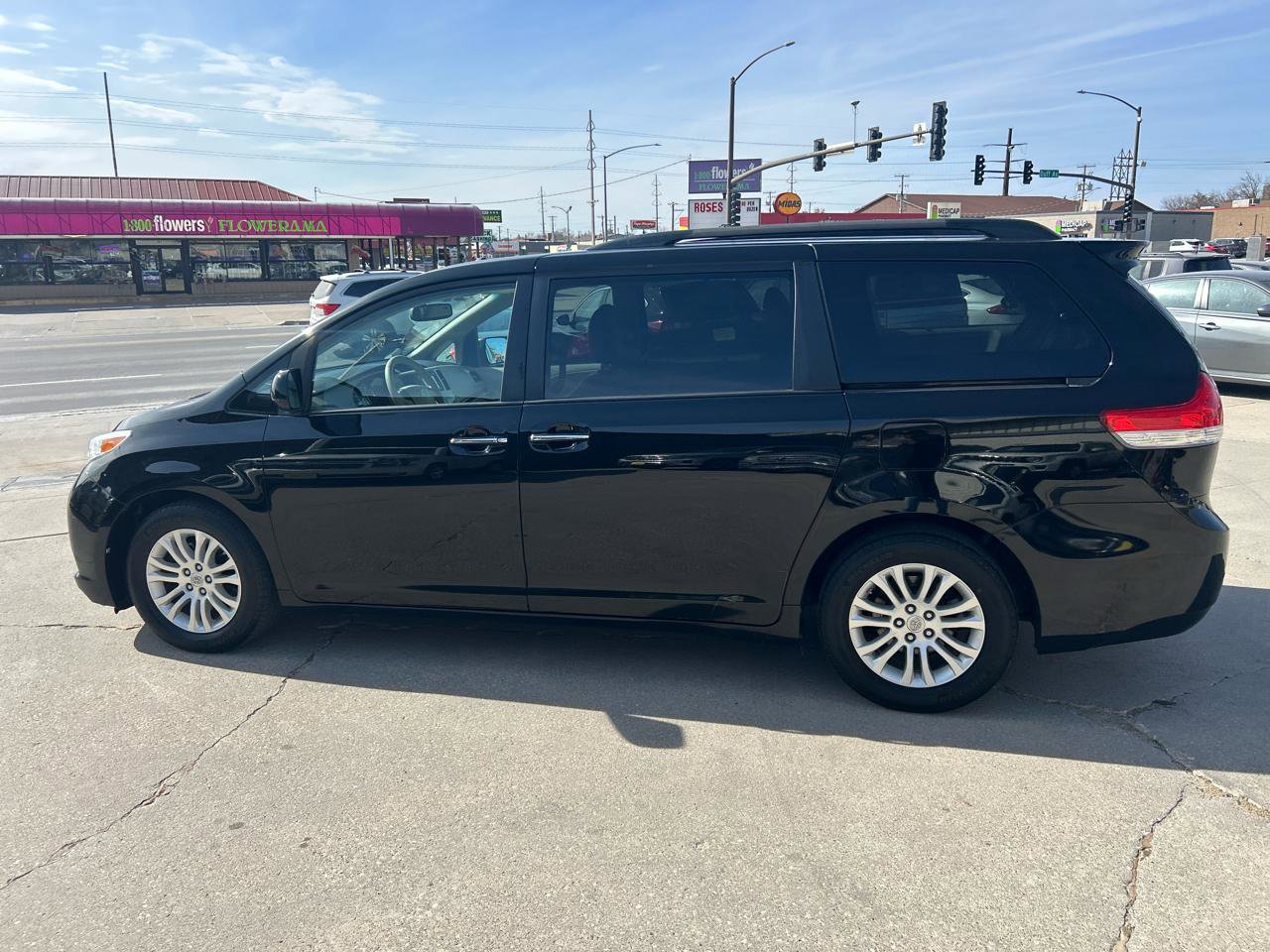 Used 2014 Toyota Sienna XLE w/ Entertainment Package FWD image 6