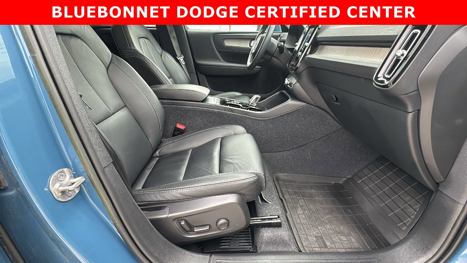 Used 2023 Volvo XC40 B5 Plus w/ Protection Package Premier image 27