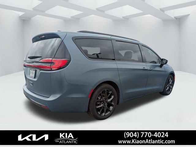 Used 2024 Chrysler Pacifica Limited w/ S Appearance Package FWD image 3