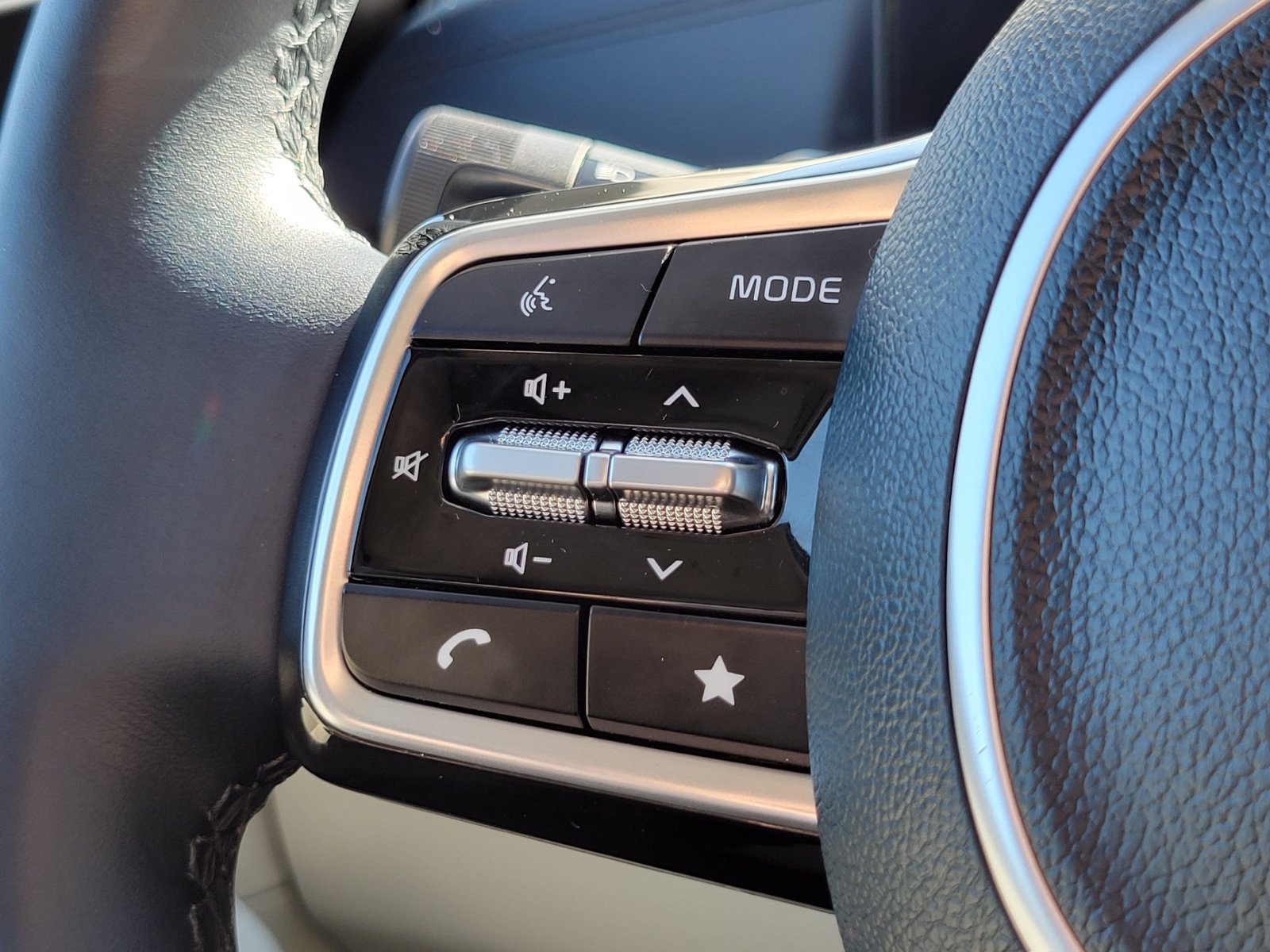 Certified 2025 Kia Carnival SX Prestige FWD image 17