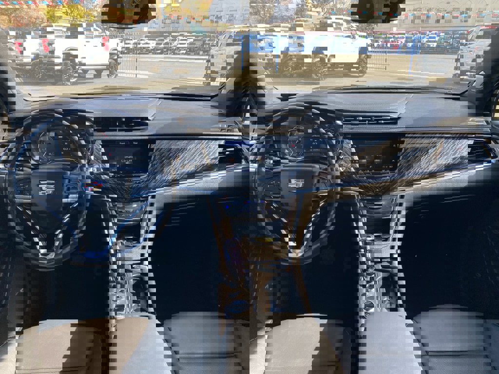 Used 2025 Cadillac XT6 Premium Luxury image 3