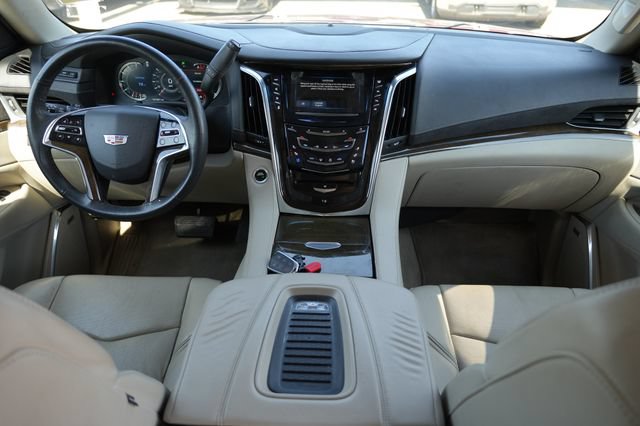 Used 2018 Cadillac Escalade Luxury AWD/4WD image 19