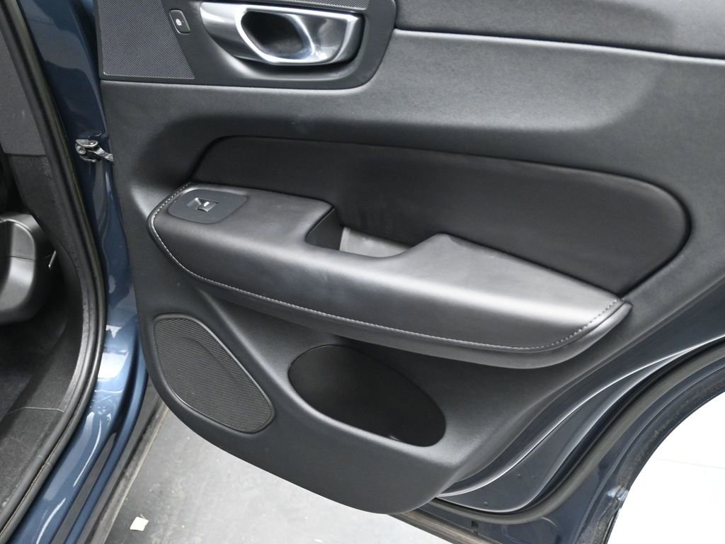Used 2023 Volvo XC60 B5 Plus image 16