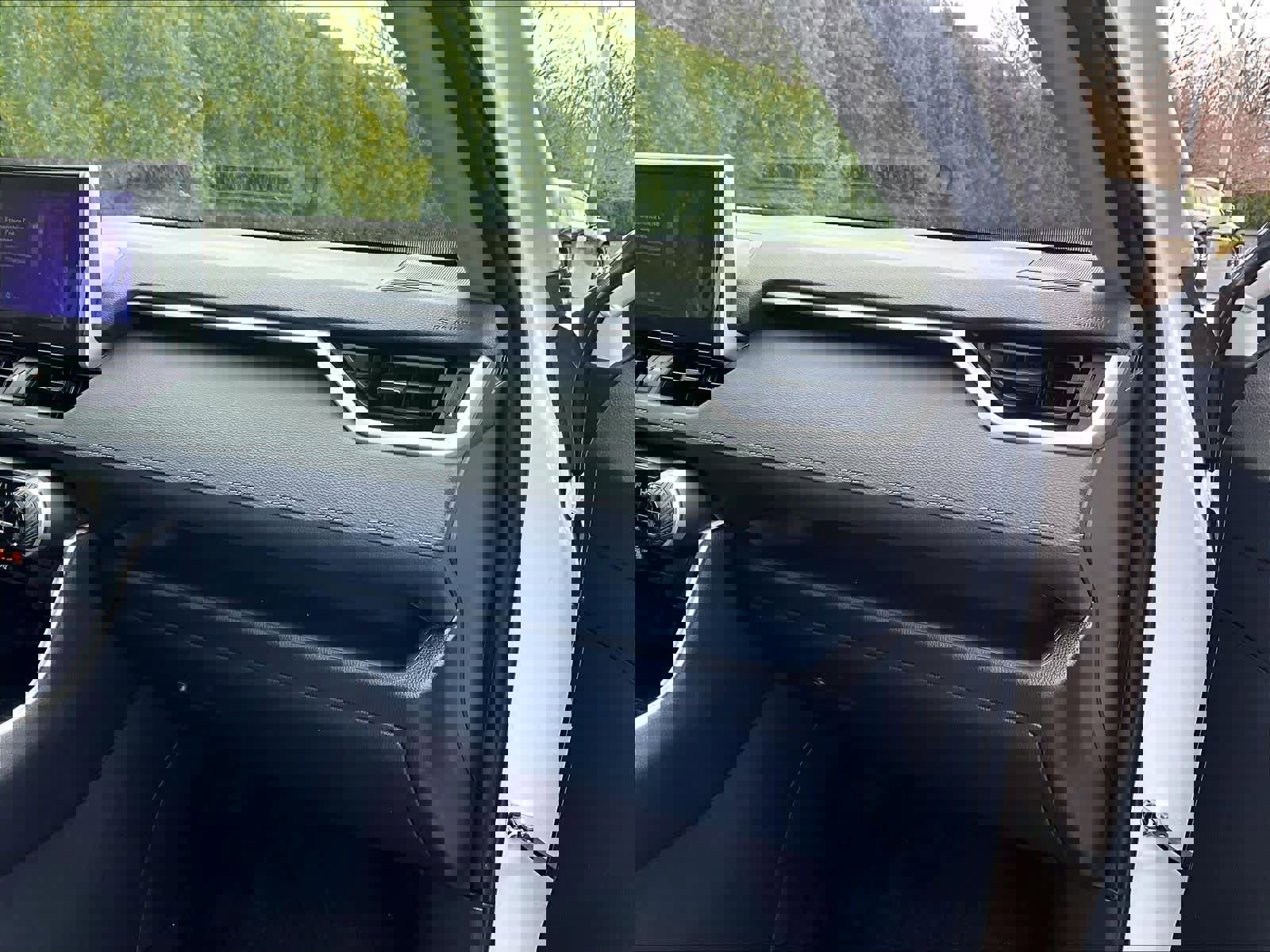 Used 2025 Toyota RAV4 XLE AWD/4WD image 13