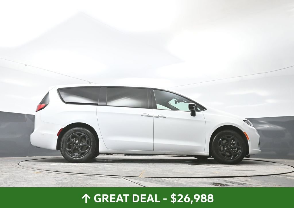 Used 2024 Chrysler Pacifica Select image 51