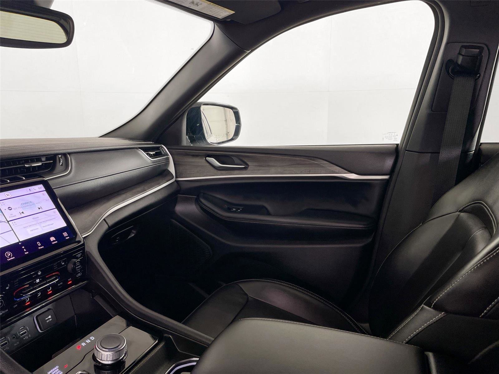 Used 2024 Jeep Grand Cherokee Limited w/ Black Appearance Package AWD/4WD image 25