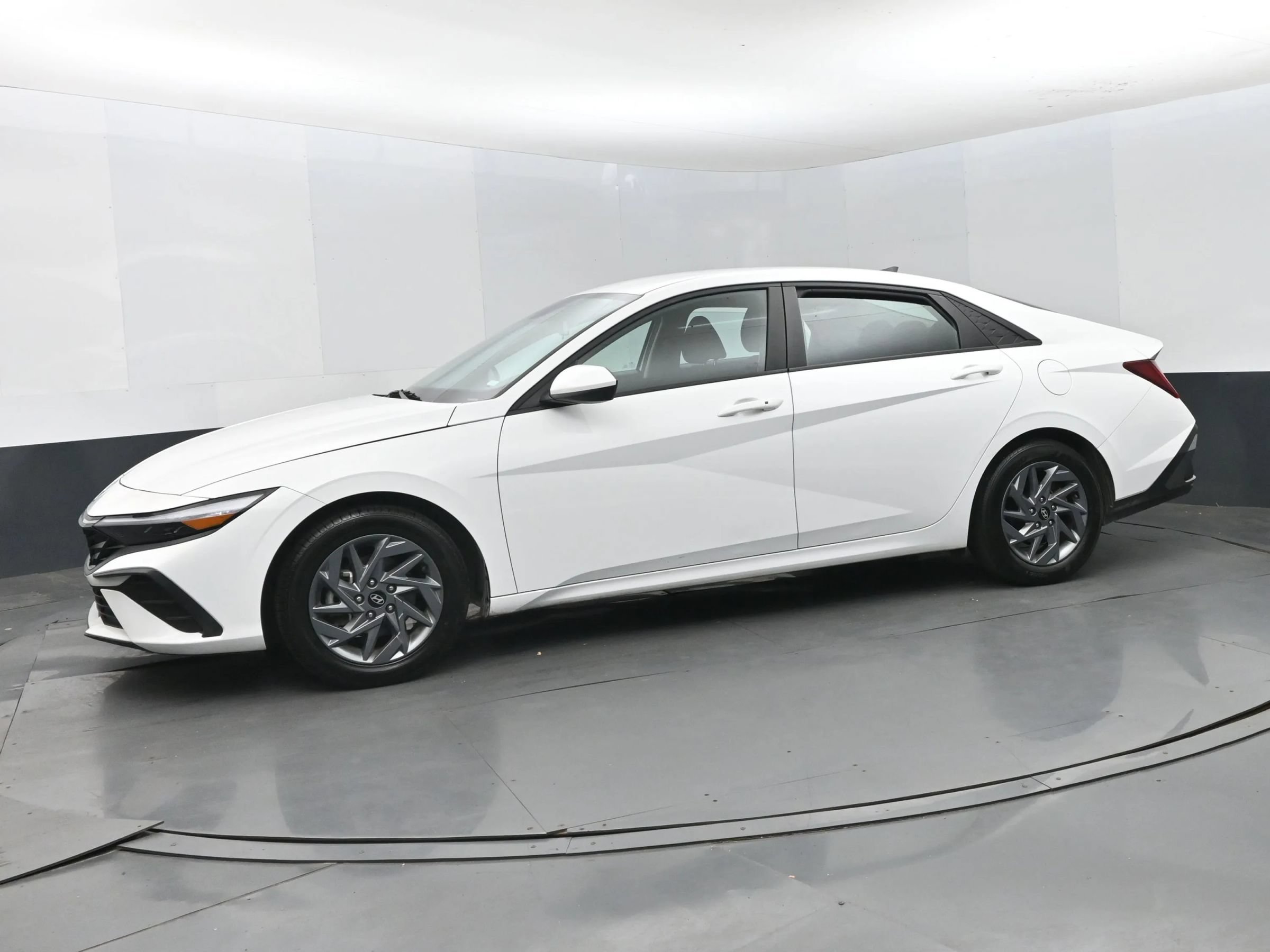 Used 2024 Hyundai Elantra SEL FWD image 5