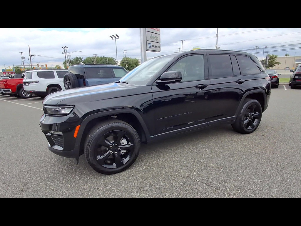 Used 2025 Jeep Grand Cherokee Limited w/ Black Appearance Package AWD/4WD image 4