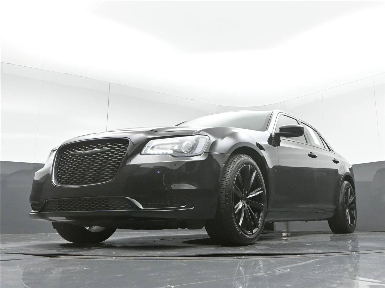 Used 2021 Chrysler 300 Touring w/ Sport Appearance Package RWD image 29
