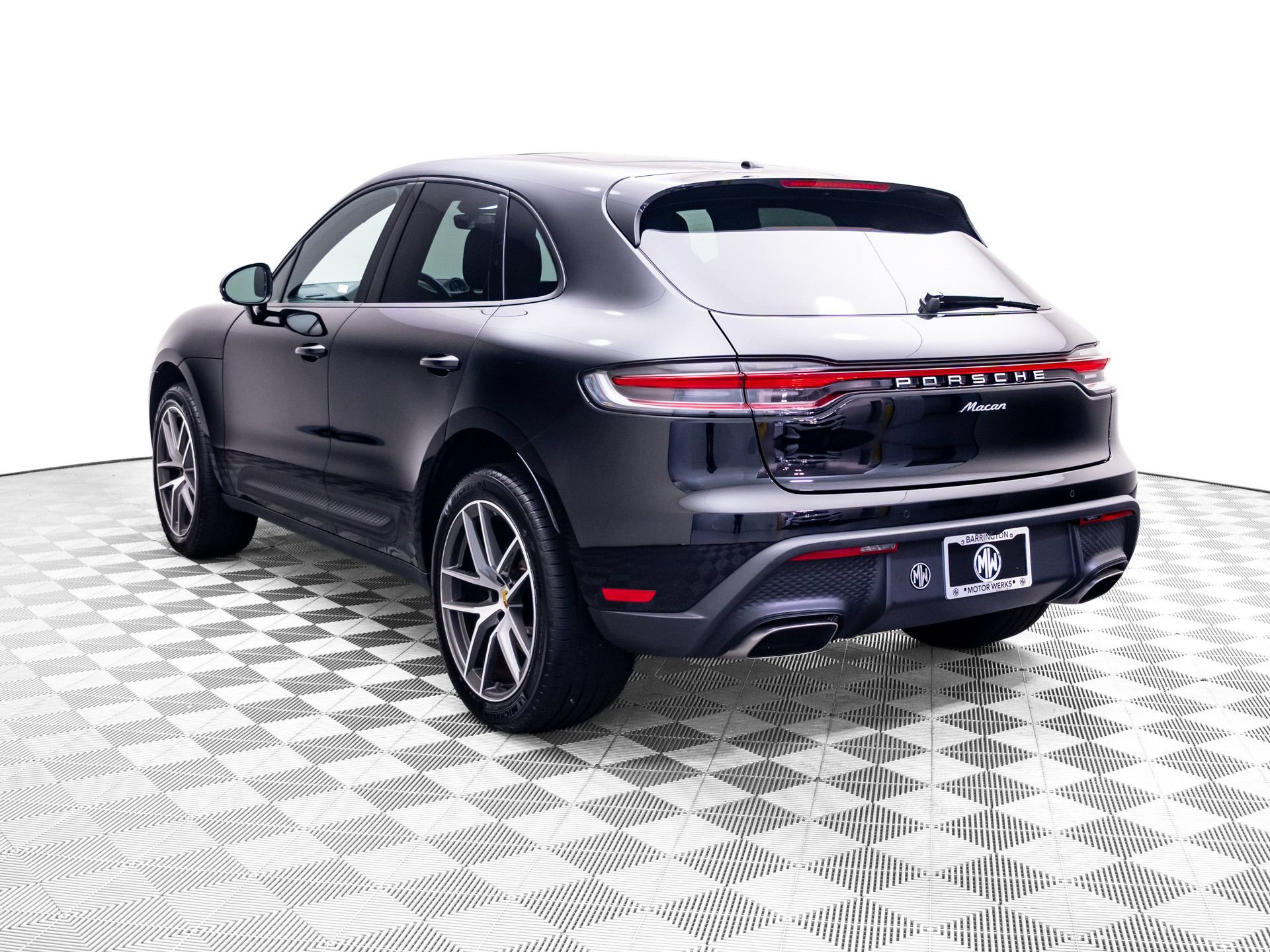 Certified 2025 Porsche Macan AWD/4WD image 3