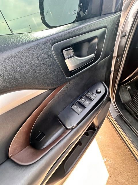 Used 2019 Toyota Highlander XLE FWD image 20