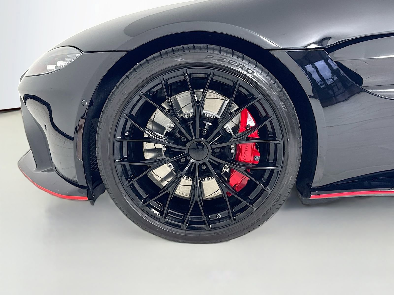 Used 2023 Aston Martin V8 Vantage Coupe image 9