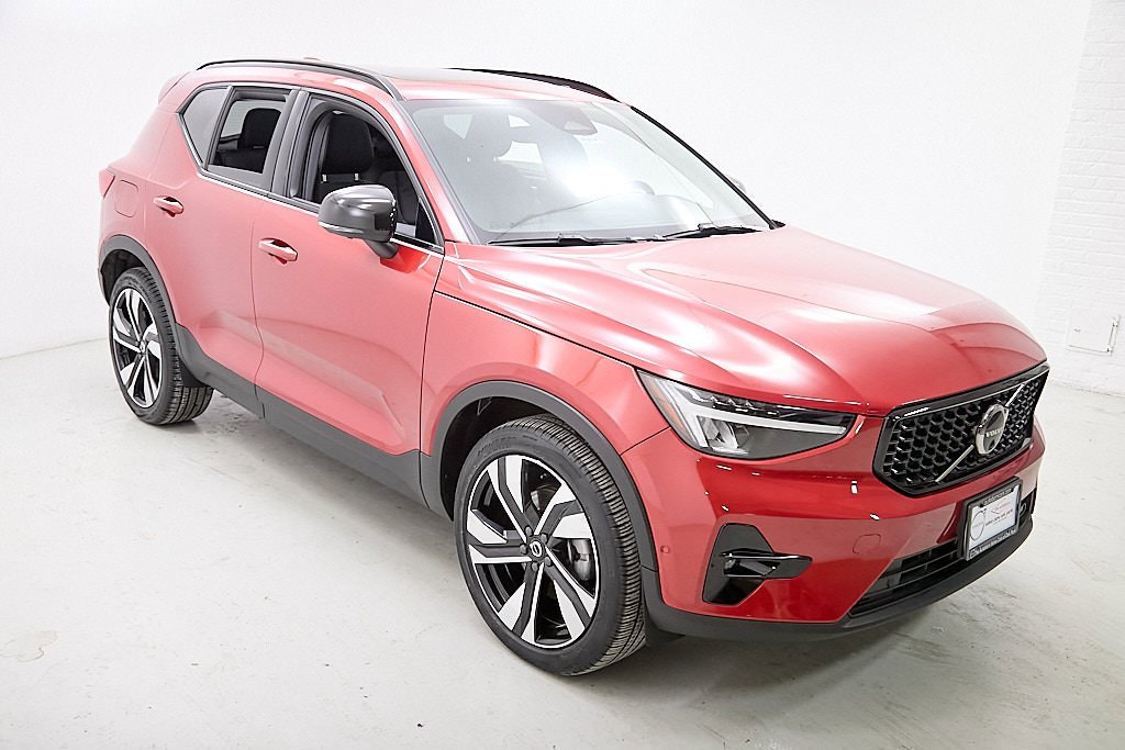 Certified 2023 Volvo XC40 B5 Plus w/ Driver Assist Package image 4