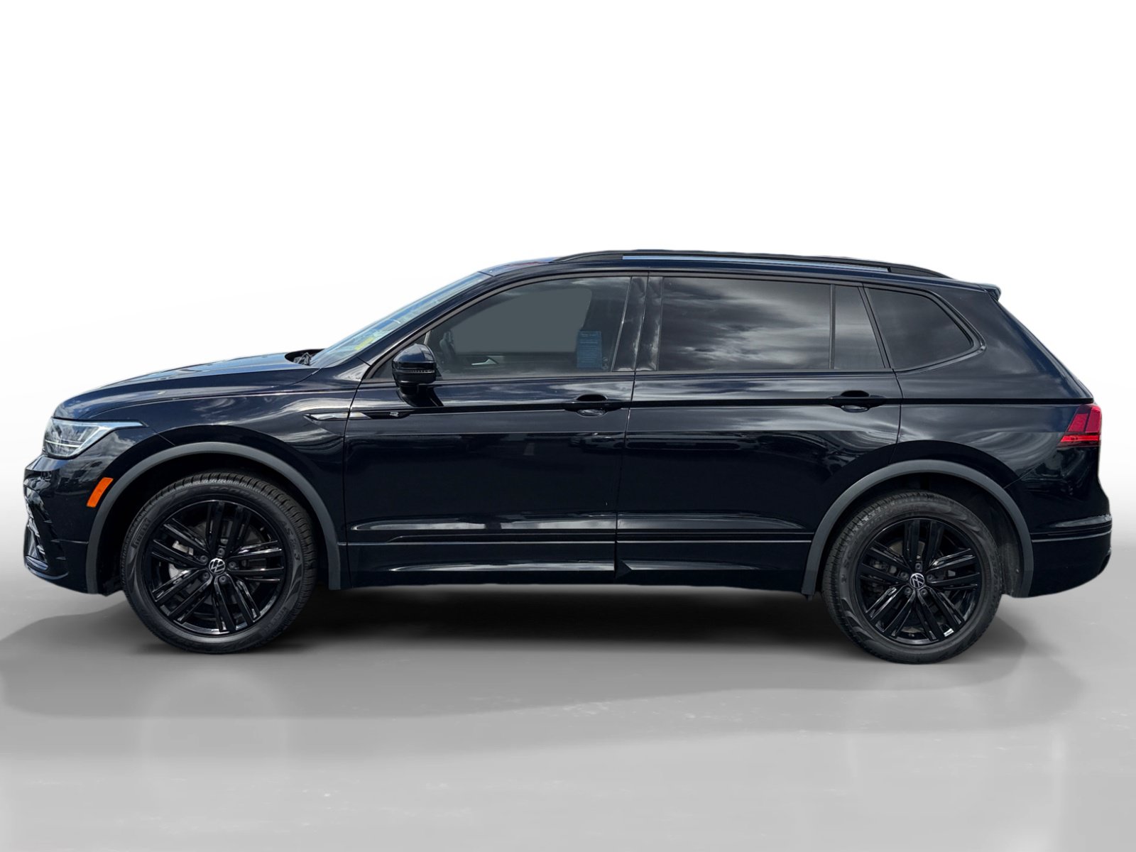 Certified 2022 Volkswagen Tiguan SE R-Line FWD image 2
