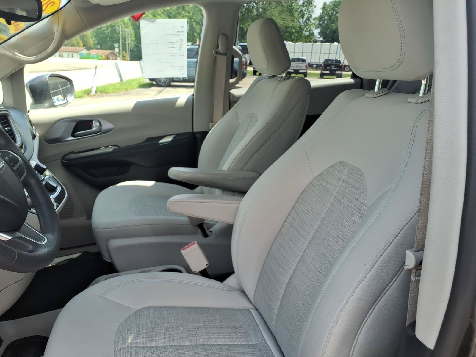 Used 2017 Chrysler Pacifica Touring Plus FWD image 4
