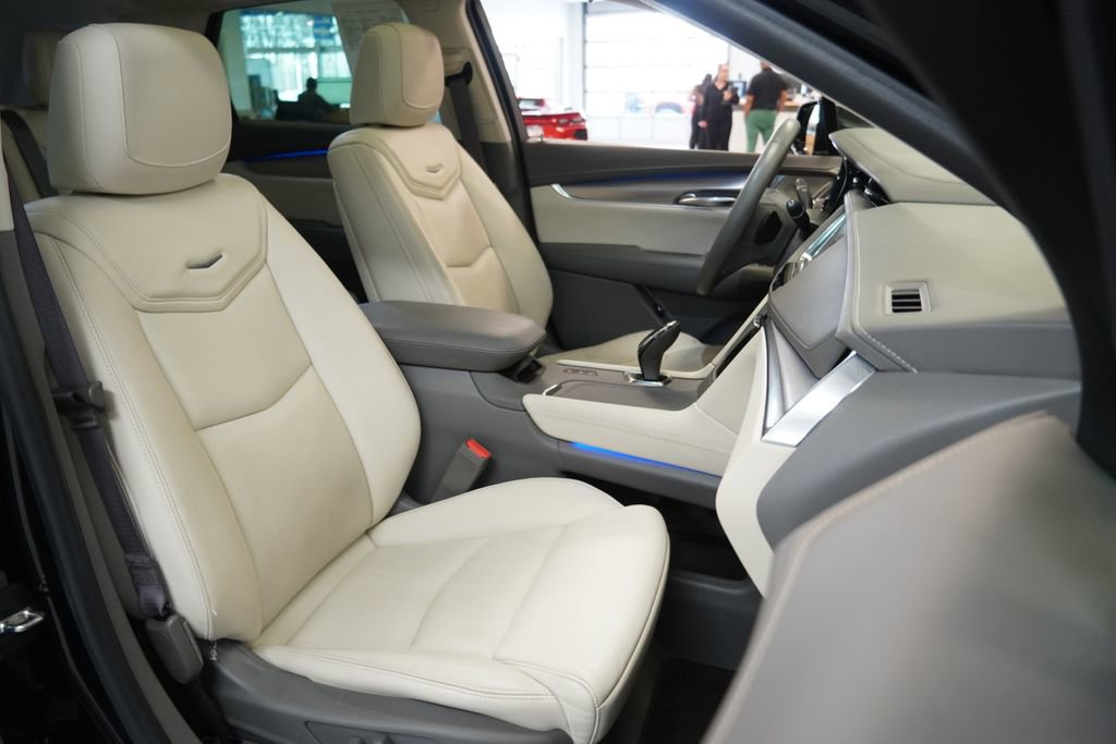 Used 2017 Cadillac XT5 Premium Luxury w/ Advanced Security Package AWD/4WD image 34