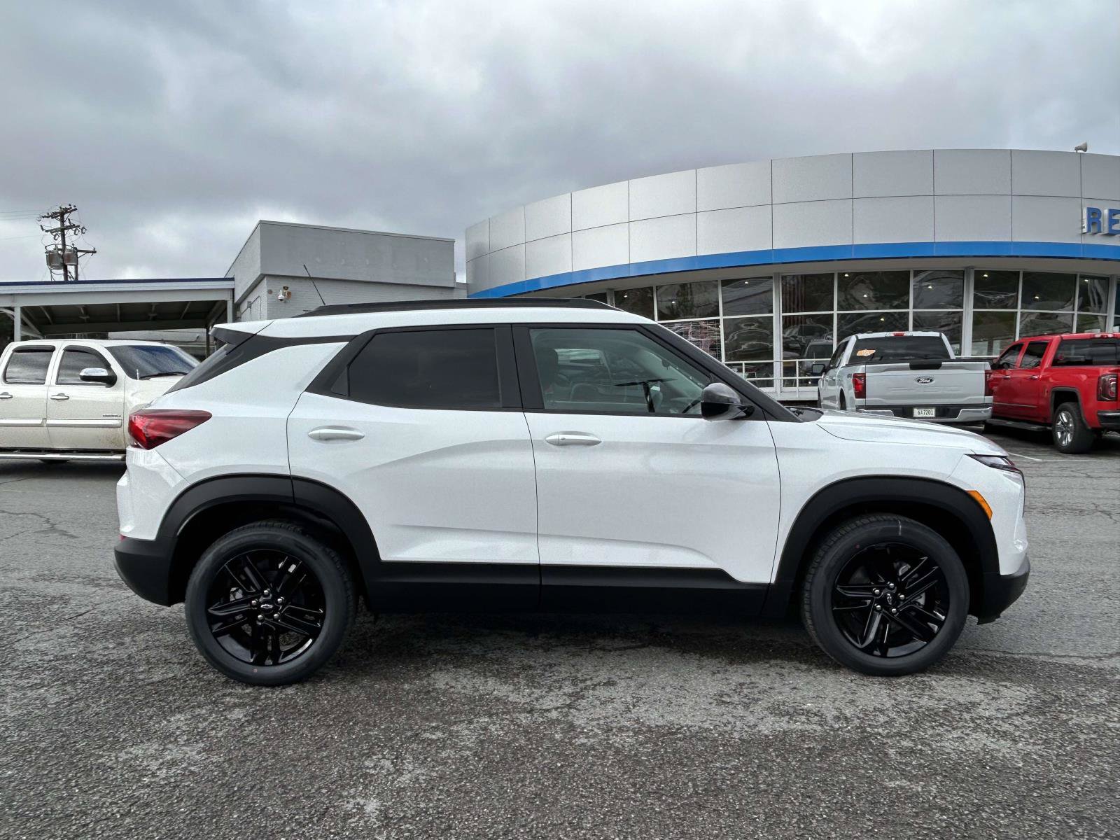 New 2026 Chevrolet TrailBlazer LT w/ Midnight Edition FWD image 2