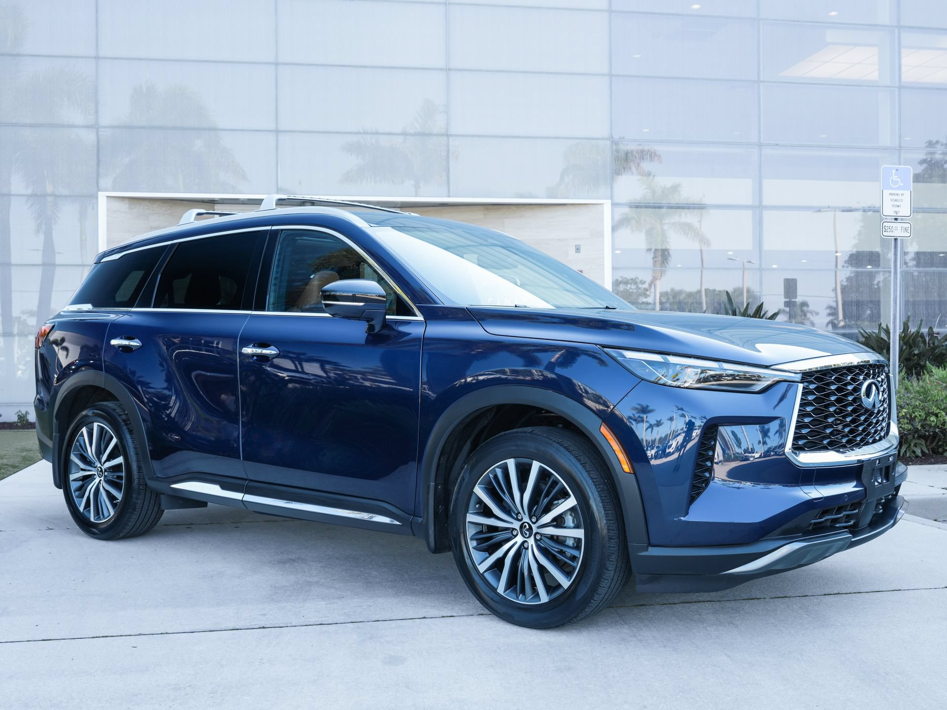 Used 2023 INFINITI QX60 Sensory w/ Vision Package AWD/4WD image 5
