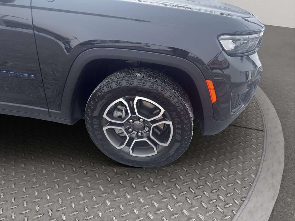 Used 2023 Jeep Grand Cherokee Trailhawk w/ Luxury Tech Group III image 21