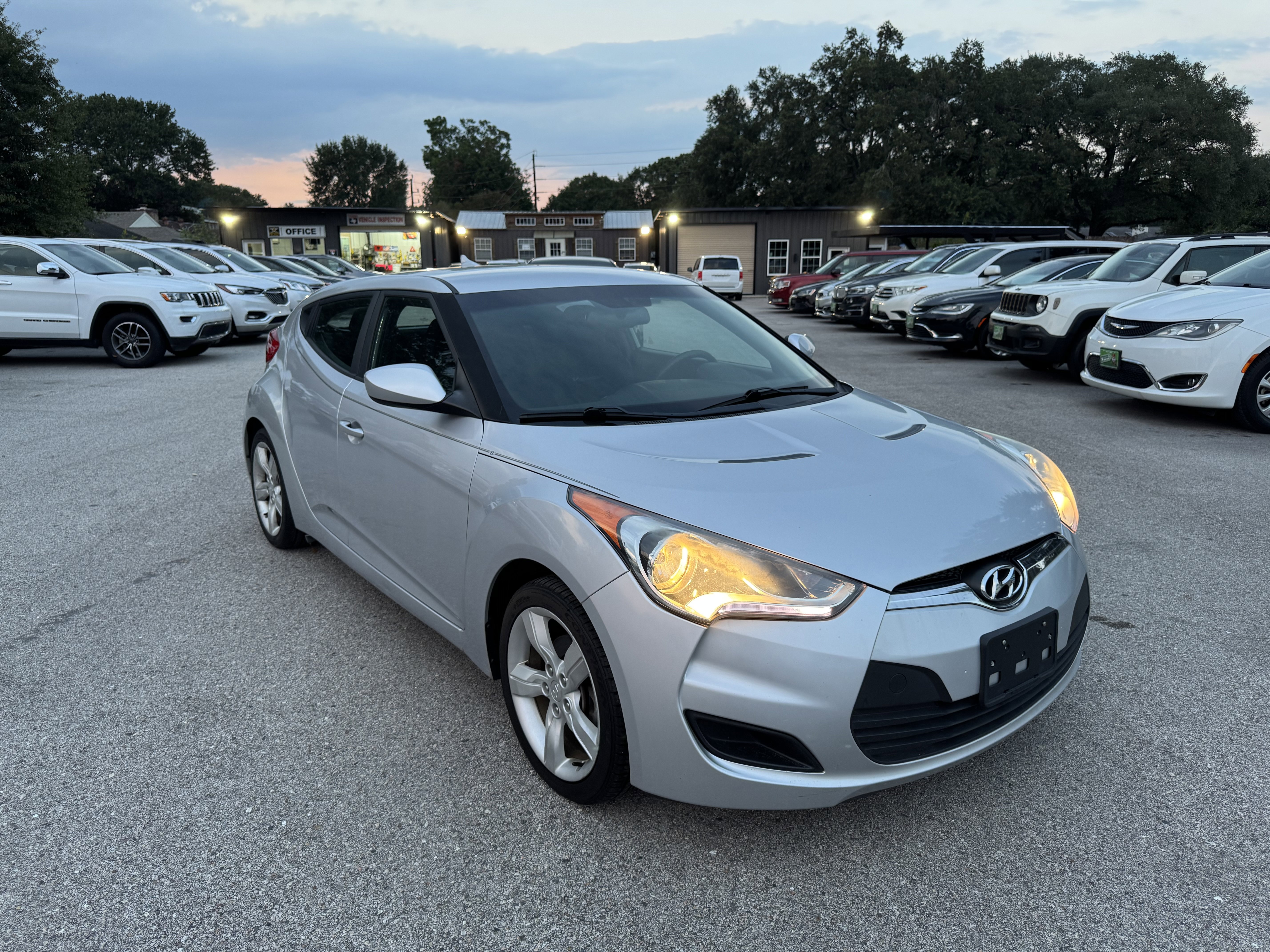Used 2014 Hyundai Veloster image 2