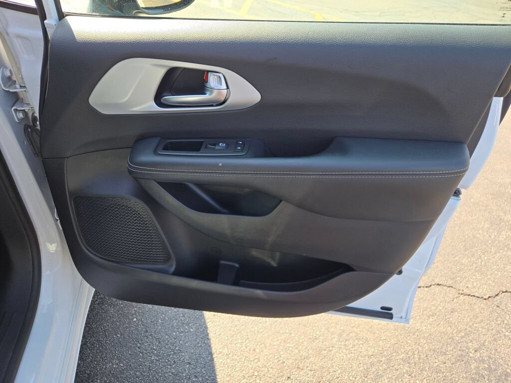 Certified 2024 Chrysler Pacifica Limited FWD image 16