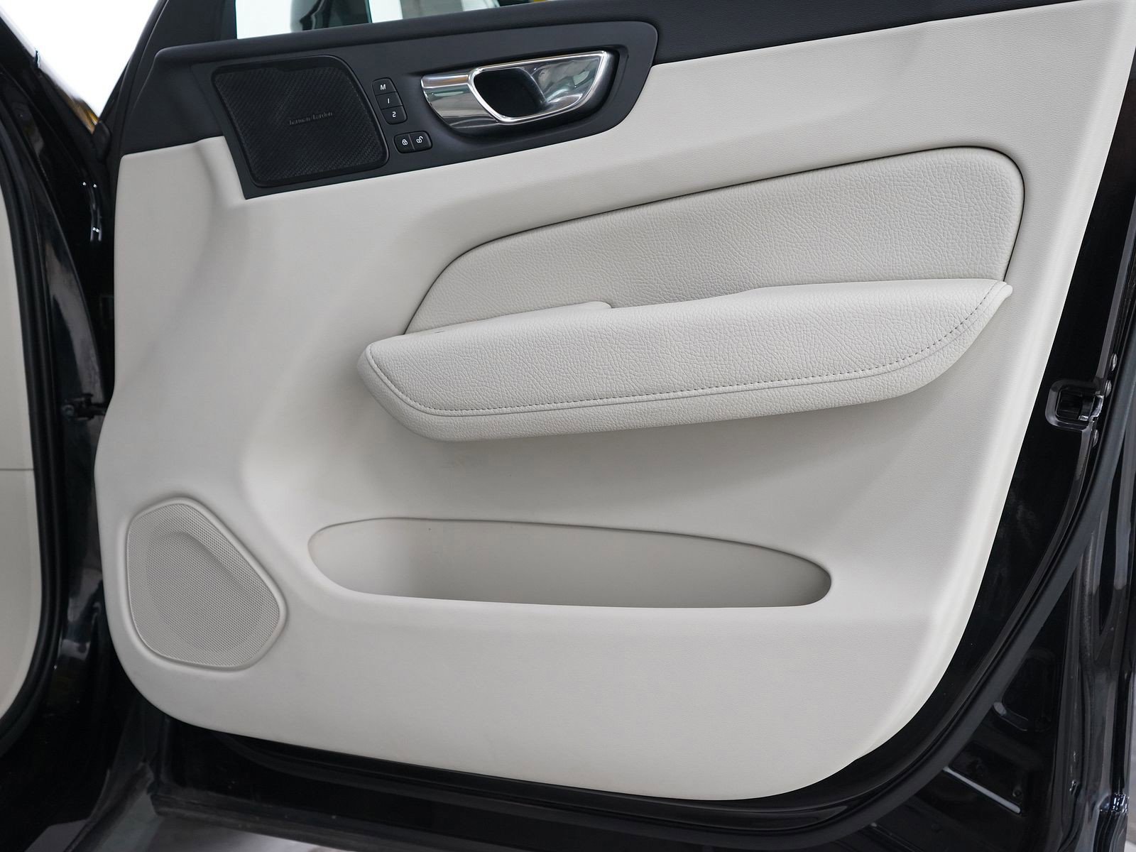 Used 2019 Volvo XC60 T6 Momentum w/ Multimedia Package image 9