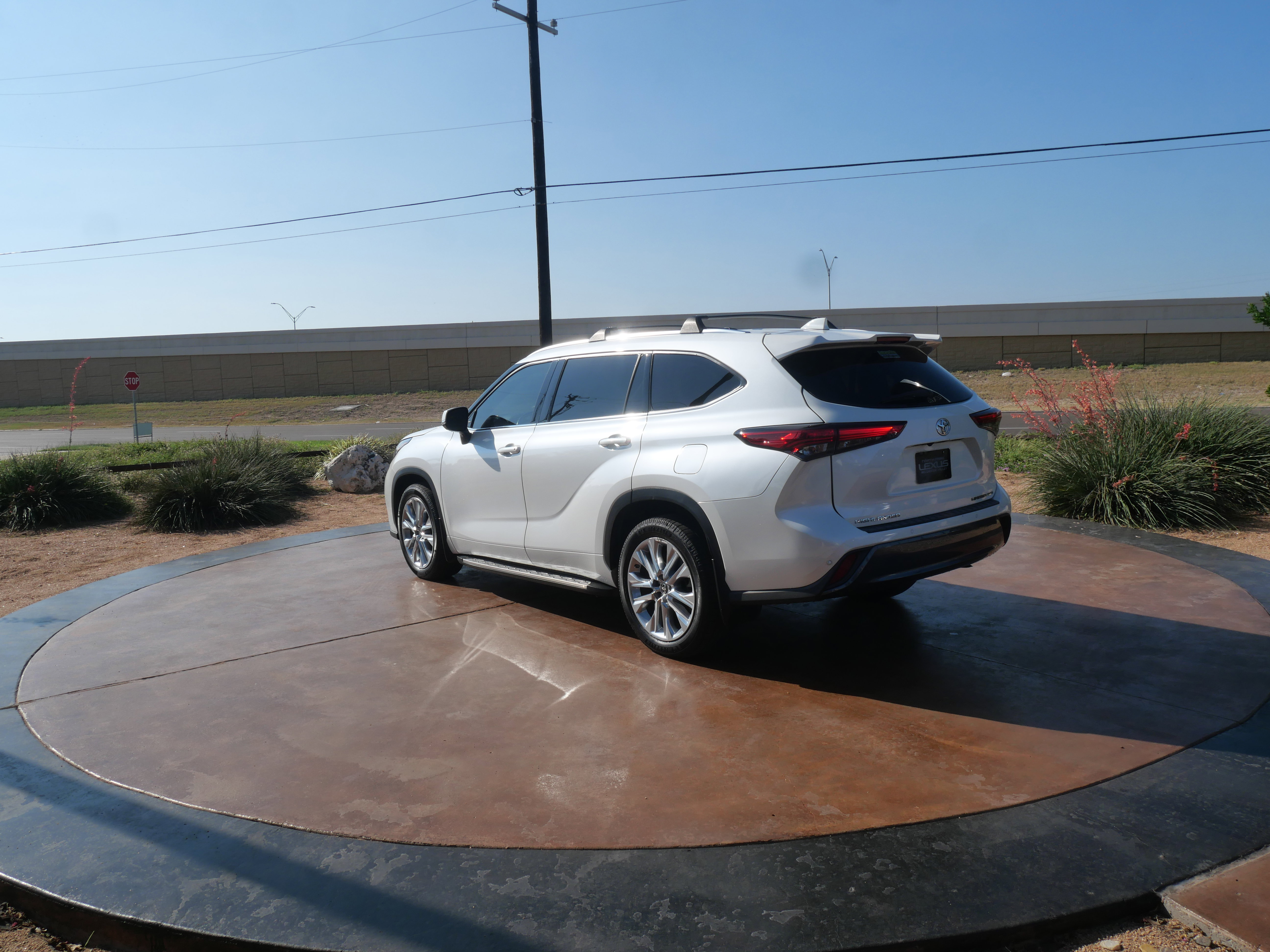 Used 2021 Toyota Highlander Limited image 4