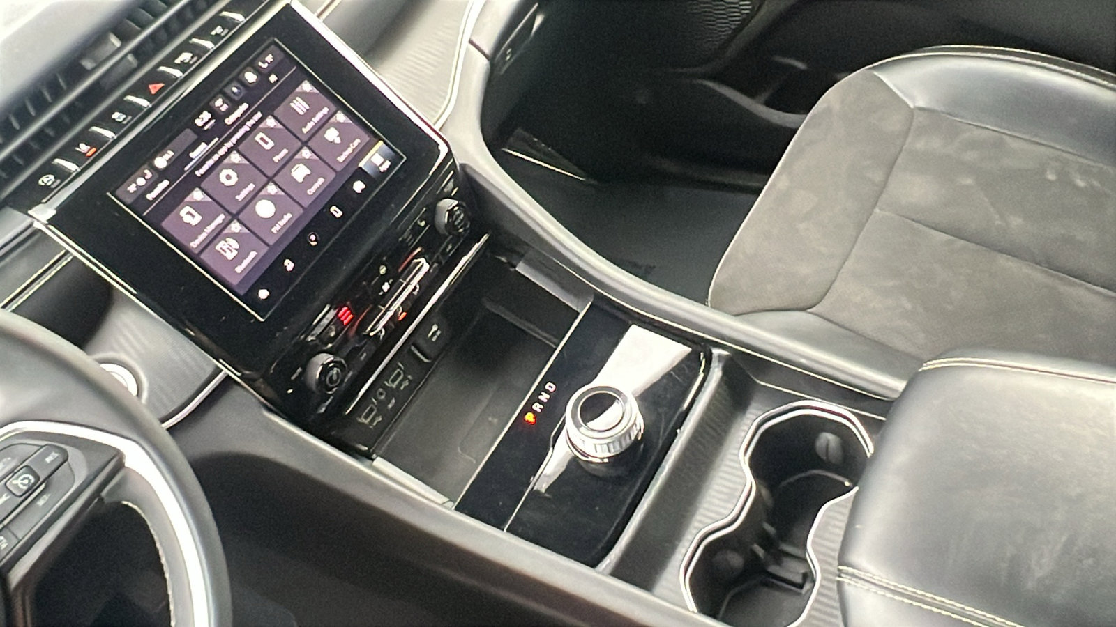 Used 2024 Jeep Grand Cherokee L Laredo image 29